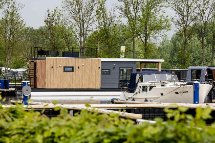 044 Gezellig 4 persoons houseboat in Friesland