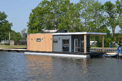 046 Gezellig 4 persoons houseboat in Friesland