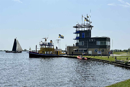 048 Gezellig 4 persoons houseboat in Friesland