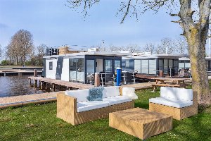 Houseboat Agua Dolce met tuin en prive aanlegsteiger aan het Sneekermeer   Paviljoenwei 4 12 | Sneek (Offingawier)