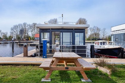 020 Houseboat Agua Dolce met tuin en prive aanlegsteiger aan het Sneekermeer   Paviljoenwei 4 12 | Sneek (Offingawier)