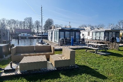024 Houseboat Agua Dolce met tuin en prive aanlegsteiger aan het Sneekermeer   Paviljoenwei 4 12 | Sneek (Offingawier)