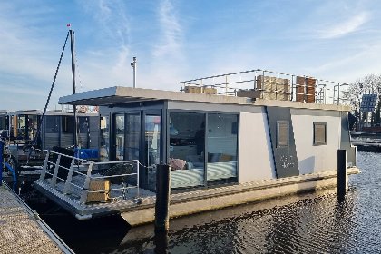 025 Houseboat Agua Dolce met tuin en prive aanlegsteiger aan het Sneekermeer   Paviljoenwei 4 12 | Sneek (Offingawier)