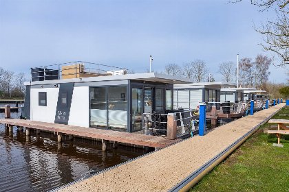 026 Houseboat Agua Dolce met tuin en prive aanlegsteiger aan het Sneekermeer   Paviljoenwei 4 12 | Sneek (Offingawier)