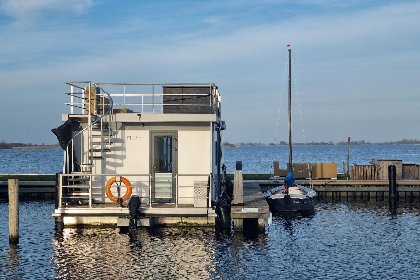 027 Houseboat Agua Dolce met tuin en prive aanlegsteiger aan het Sneekermeer   Paviljoenwei 4 12 | Sneek (Offingawier)
