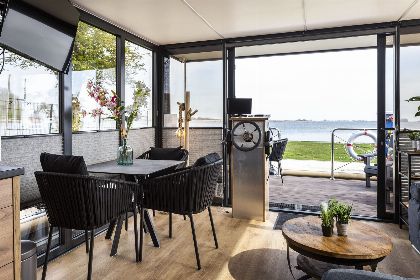 003 Houseboat 'Iere Fugel' met tuin en 2 SUP's   Paviljoenwei 4 | Offingawier