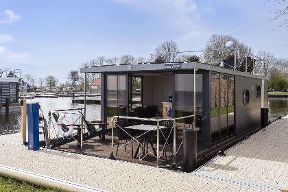 017 Houseboat 'Iere Fugel' met tuin en 2 SUP's   Paviljoenwei 4 | Offingawier