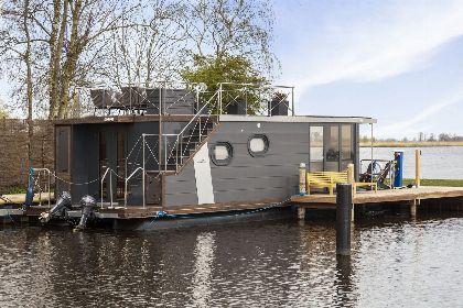 020 Houseboat 'Iere Fugel' met tuin en 2 SUP's   Paviljoenwei 4 | Offingawier