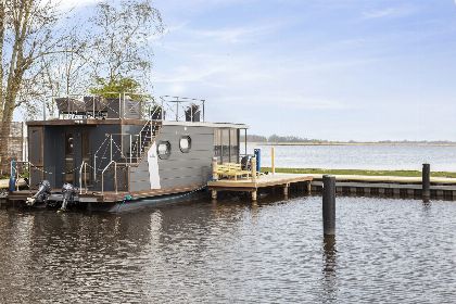 021 Houseboat 'Iere Fugel' met tuin en 2 SUP's   Paviljoenwei 4 | Offingawier