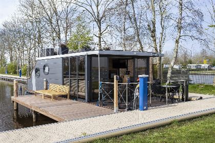 022 Houseboat 'Iere Fugel' met tuin en 2 SUP's   Paviljoenwei 4 | Offingawier