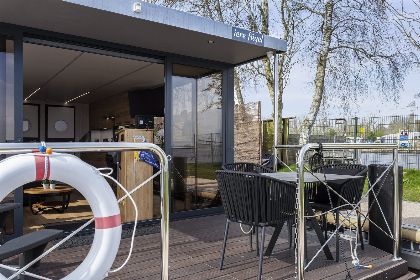 023 Houseboat 'Iere Fugel' met tuin en 2 SUP's   Paviljoenwei 4 | Offingawier