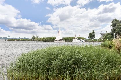 028 Houseboat 'Iere Fugel' met tuin en 2 SUP's   Paviljoenwei 4 | Offingawier