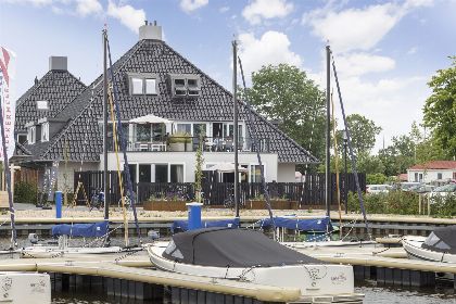 029 Houseboat 'Iere Fugel' met tuin en 2 SUP's   Paviljoenwei 4 | Offingawier