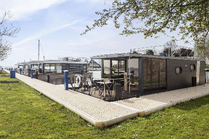 030 Houseboat 'Iere Fugel' met tuin en 2 SUP's   Paviljoenwei 4 | Offingawier