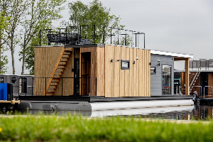 Houseboat 'RiggelBrug Sneekermeer'   Paviljoenwei 4 25 | Sneek (Offingawier)