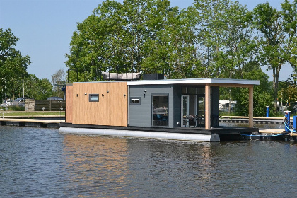 001 Houseboat 'RiggelBrug Sneekermeer'   Paviljoenwei 4 25 | Sneek (Offingawier)