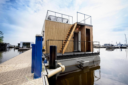 032 Houseboat 'RiggelBrug Sneekermeer'   Paviljoenwei 4 25 | Sneek (Offingawier)