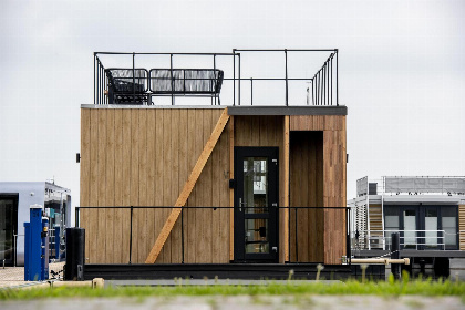 040 Houseboat 'RiggelBrug Sneekermeer'   Paviljoenwei 4 25 | Sneek (Offingawier)