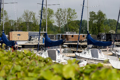 044 Houseboat 'RiggelBrug Sneekermeer'   Paviljoenwei 4 25 | Sneek (Offingawier)