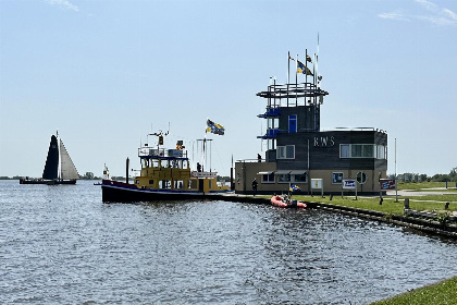 048 Houseboat 'RiggelBrug Sneekermeer'   Paviljoenwei 4 25 | Sneek (Offingawier)