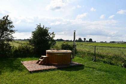 019 Prachtig 6 8 persoons vakantiehuis met hottub landelijk gelegen tussen de Friese weilanden