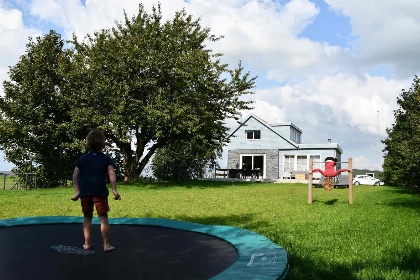 028 Prachtig 6 8 persoons vakantiehuis met hottub landelijk gelegen tussen de Friese weilanden