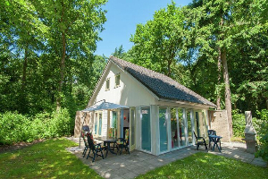 Comfortabel 8 persoons vakantiehuis, zeer ruim gelegen op vakantiepark in Friesland