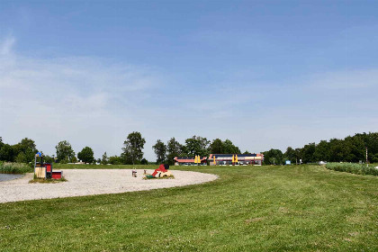 005 Combinatie van twee landelijk gelegen 5 persoons vakantiehuizen nabij het Tjeukemeer