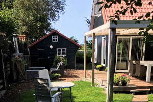 Knus 4 persoons vakantiehuis met heerlijke tuin in het Friese Rohel, nabij het Tjeukemeer