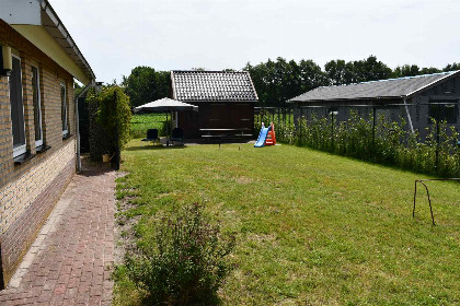 028 Prachtig landelijk gelegen 5 persoons vakantiehuis met grote tuin nabij het Tjeukemeer