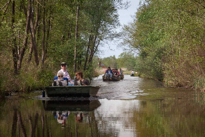 001 Cabin voor twee personen met hottub op een vakantiepark in Scherpenzeel