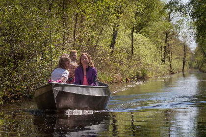 028 Cabin voor twee personen met hottub op een vakantiepark in Scherpenzeel