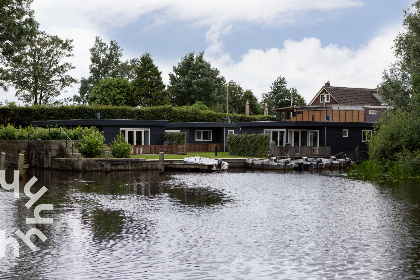 004 Aan de rivier de Tjonger gelegen 4 pers. vakantiehuis inclusief boot in Bantega, Friesland