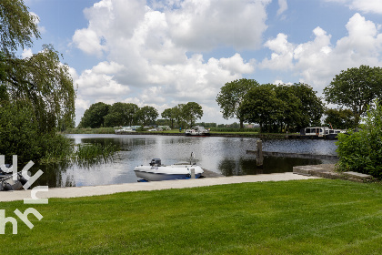 011 Aan de rivier de Tjonger gelegen 4 pers. vakantiehuis inclusief boot in Bantega, Friesland