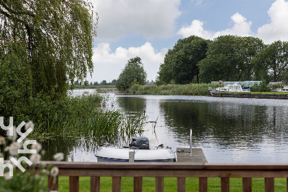 018 Aan de rivier de Tjonger gelegen 4 pers. vakantiehuis inclusief boot in Bantega, Friesland