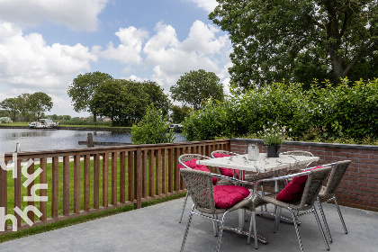 026 Aan de rivier de Tjonger gelegen 4 pers. vakantiehuis inclusief boot in Bantega, Friesland