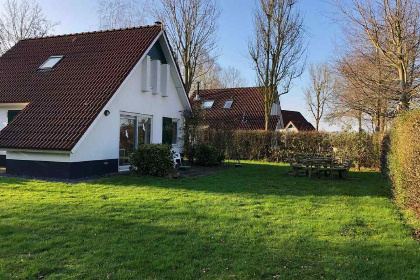 005 Comfortabel 6 persoons vakantiebungalow op mooi gezinspark met zwemvijver