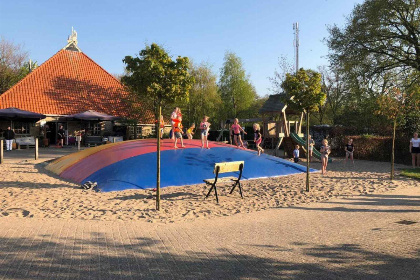 020 Comfortabel 6 persoons vakantiebungalow op mooi gezinspark met zwemvijver