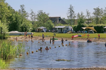 026 Comfortabel 6 persoons vakantiebungalow op mooi gezinspark met zwemvijver