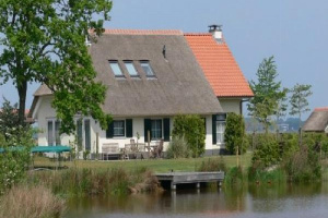 Comfortabel zes persoons vakantieboerderij aan het water met aanlegsteiger!