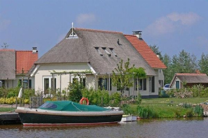 001 Comfortabel zes persoons vakantieboerderij aan het water met aanlegsteiger!