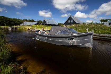 009 Modern 10  persoons vakantiehuis op een familiepark met zwemvijver in Sint Nicolaasga