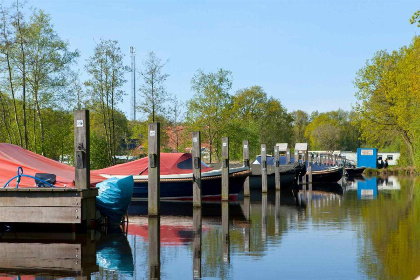 019 Modern 10  persoons vakantiehuis op een familiepark met zwemvijver in Sint Nicolaasga