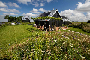 Modern 8 persoons vakantiehuis op een familiepark met zwemvijver in Sint Nicolaasga