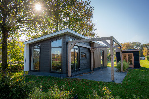 Modern chalet voor 4 personen, gelegen te midden van water en bos in Sint Nicolaasga