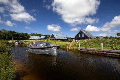 001 Modern vakantiehuis voor 5 personen op een familiepark met zwemvijver in Sint Nicolaasga