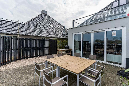 006 Appartement met Havenzicht, gelegen aan het Sneekermeer