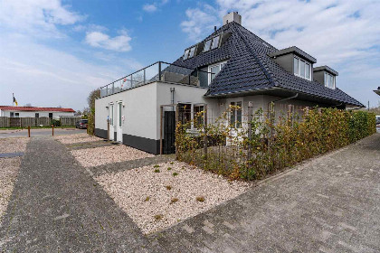 007 Appartement met Havenzicht, gelegen aan het Sneekermeer