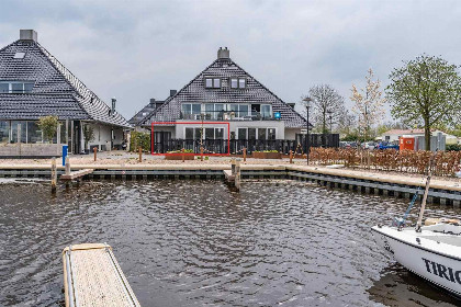 035 Appartement met Havenzicht, gelegen aan het Sneekermeer