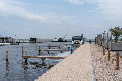 036 Appartement met Havenzicht, gelegen aan het Sneekermeer